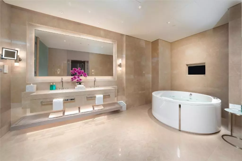 FIVE LUXE